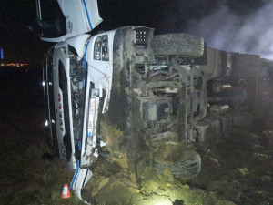Na dálnici u Olomouce havaroval kamion naložený tisícovkami kuřat. Řidič usnul