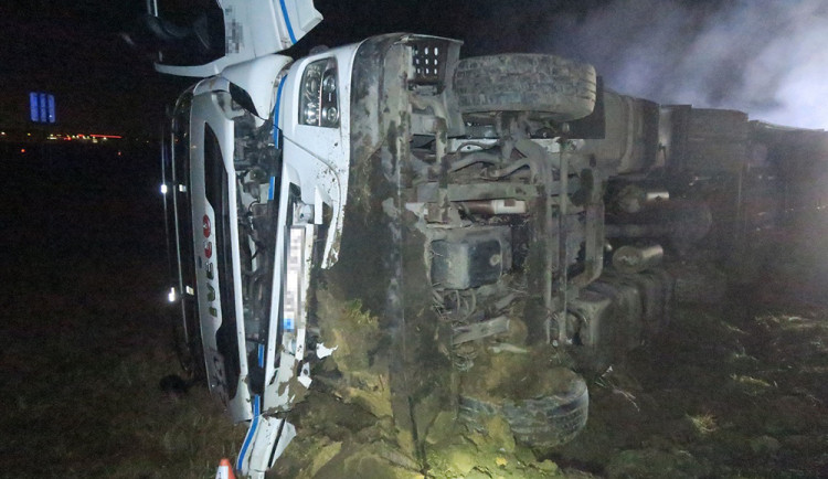 Na dálnici u Olomouce havaroval kamion naložený tisícovkami kuřat. Řidič usnul