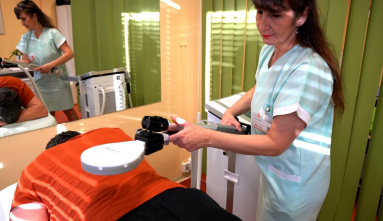 Pomoc nejen s úpornou bolestí zad. Šumperská nemocnice nově využívá vysokovýkonný magnet