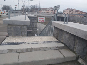 Na severu kraje platí stav povodňového ohrožení. V Olomouci voda zalila náplavku, úřady ji uzavřely