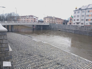 Na severu kraje platí stav povodňového ohrožení. V Olomouci voda zalila náplavku, úřady ji uzavřely