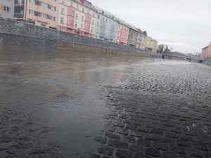 Na severu kraje platí stav povodňového ohrožení. V Olomouci voda zalila náplavku, úřady ji uzavřely