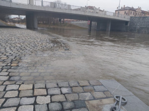 Na severu kraje platí stav povodňového ohrožení. V Olomouci voda zalila náplavku, úřady ji uzavřely