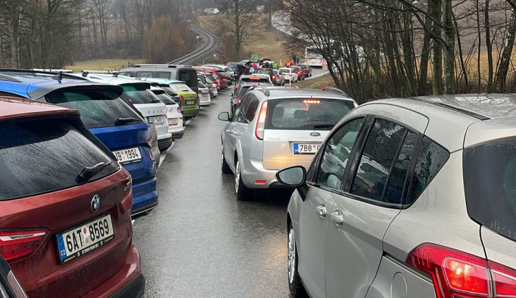 VIDEO: Policie musela na šampionátu řešit kolony. Cizince převezla na záchytku a pokutovala opilého řidiče