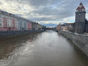 Morava je v Olomouci na prvním stupni a hladina dál stoupá. Město to zvládne, ubezpečují úřady