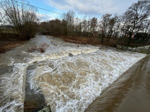 Morava je v Olomouci na prvním stupni a hladina dál stoupá. Město to zvládne, ubezpečují úřady