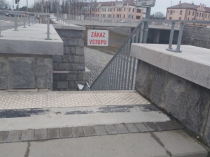 Morava je v Olomouci na prvním stupni a hladina dál stoupá. Město to zvládne, ubezpečují úřady