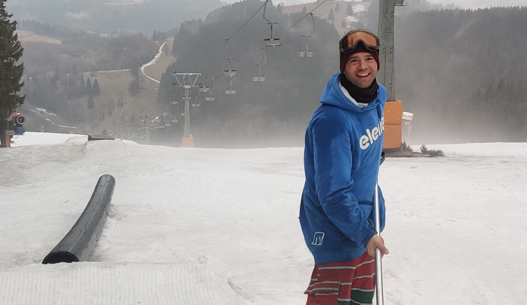 (NE)OBYČEJNÍ: Jakub Smyček zasvětil svůj život freestyle snowboardingu. S láskou pečuje o snowpark na Paprsku