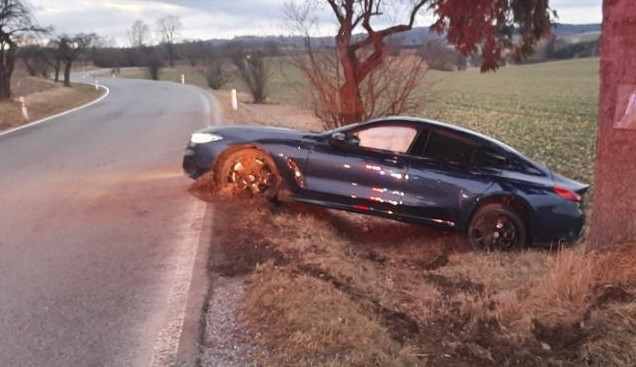 Nehoda na Jihlavsku za 200 tisíc korun. Řidič BMW jel rychle, dostal smyk a narazil do značky