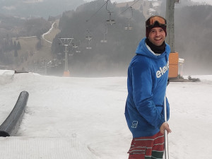 (NE)OBYČEJNÍ: Jakub Smyček zasvětil svůj život freestyle snowboardingu. S láskou pečuje o snowpark na Paprsku