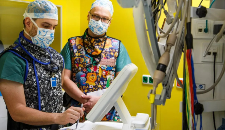 Naděje pro nemocné se srdcem. Lékaři z Olomouce provedli první operaci v ČR s novým kardiostimulátorem