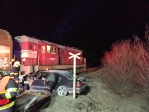 Noční nehoda na přejezdu u Kostelce na Hané: Jeden člověk utrpěl zranění