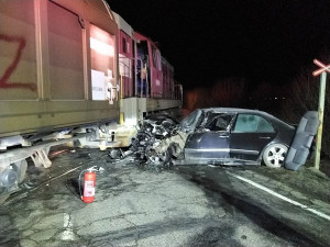 Noční nehoda na přejezdu u Kostelce na Hané: Jeden člověk utrpěl zranění