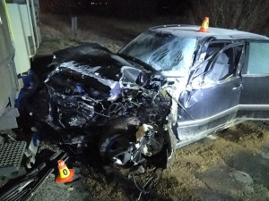 Noční nehoda na přejezdu u Kostelce na Hané: Jeden člověk utrpěl zranění