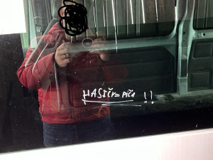 Přiznej se, vyzvali hasiči z Bohuslavic vandala, který jim posprejoval auto. Mají ho na záběrech kamery