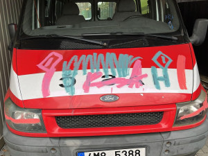 Přiznej se, vyzvali hasiči z Bohuslavic vandala, který jim posprejoval auto. Mají ho na záběrech kamery