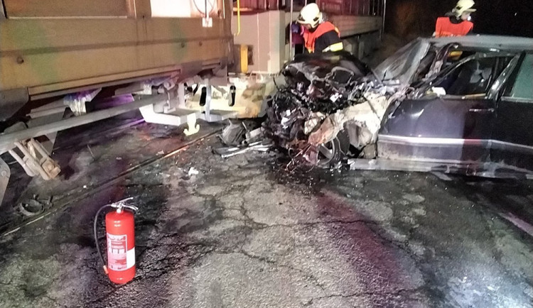 Noční nehoda na přejezdu u Kostelce na Hané: Jeden člověk utrpěl zranění