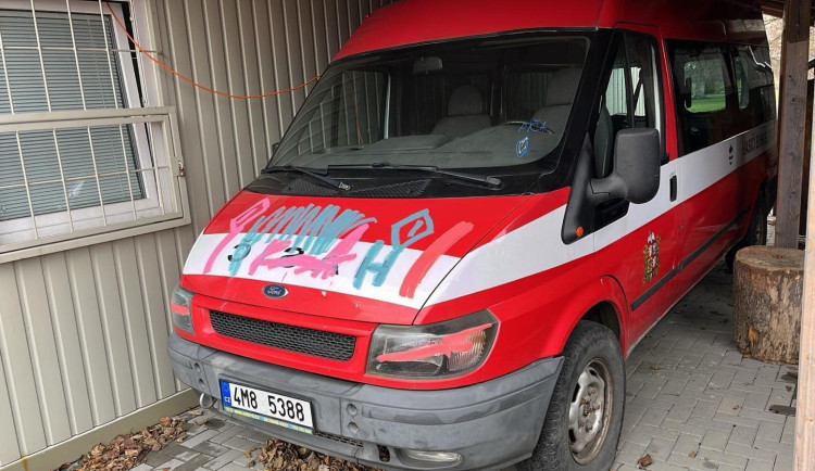Přiznej se, vyzvali hasiči z Bohuslavic vandala, který jim posprejoval auto. Mají ho na záběrech kamery
