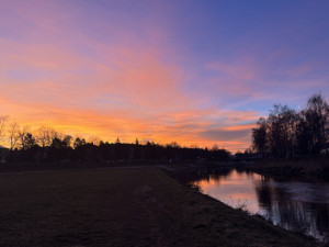 Rudě zbarvené nebe ráno i večer. Jak vznikají červánky? A o čem vypovídají?