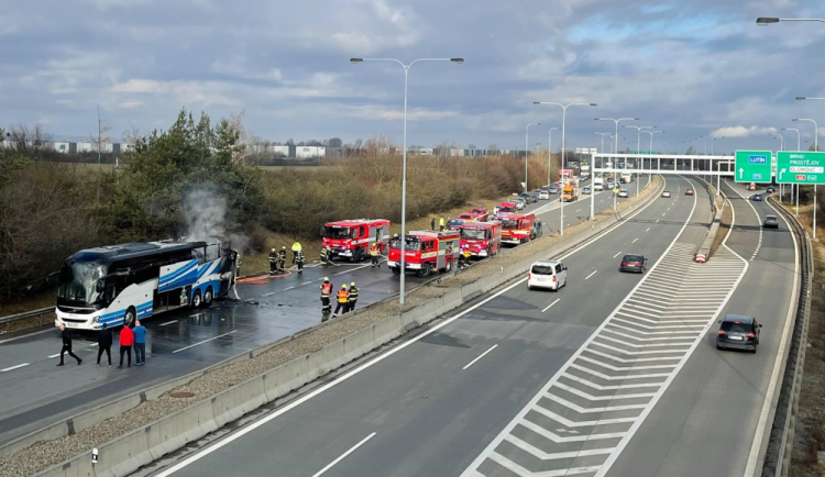 Hokejovým deváťákům z Hradce shořel na dálnici u Olomouce autobus. Z vozu včas unikli