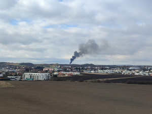 Kouř z požáru byl v neděli dopoledne viditelný z velké vzdálenosti