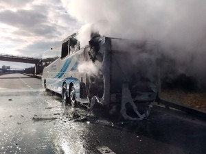 Na dálnici u Olomouce shořel autobus. Hokejisté cestující na zápas z vozu včas unikli