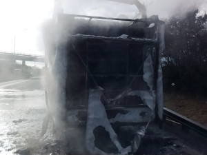 Na dálnici u Olomouce shořel autobus. Hokejisté cestující na zápas z vozu včas unikli