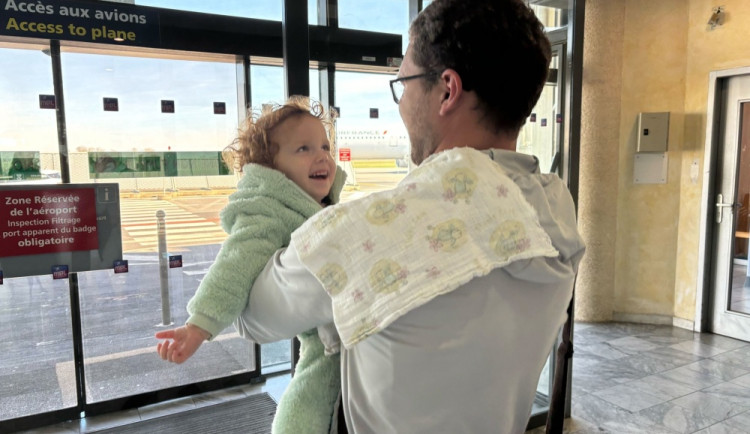 Martínek po léčbě ve Francii zamířil s rodinou letadlem zpět do České republiky