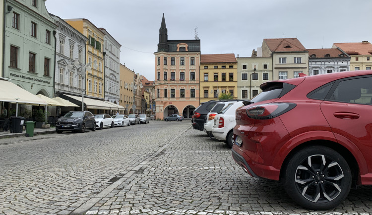 Muž jezdil po náměstí v protisměru, poté nadýchal přes dvě promile