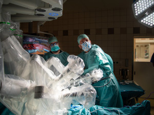 Chirurgové z Olomouce využívají robota k mimořádně obtížné operaci slinivky. Zákrok trvá až jedenáct hodin