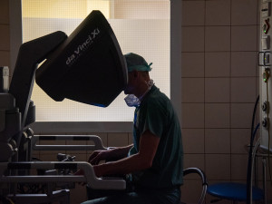 Chirurgové z Olomouce využívají robota k mimořádně obtížné operaci slinivky. Zákrok trvá až jedenáct hodin