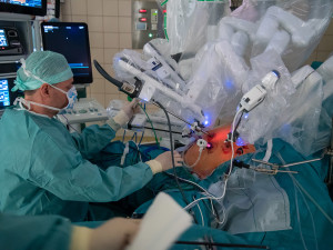 Chirurgové z Olomouce využívají robota k mimořádně obtížné operaci slinivky. Zákrok trvá až jedenáct hodin