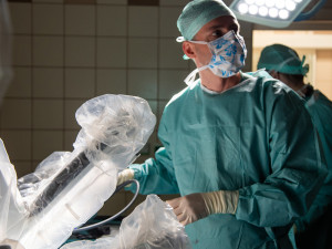 Chirurgové z Olomouce využívají robota k mimořádně obtížné operaci slinivky. Zákrok trvá až jedenáct hodin