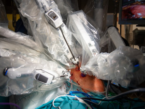 Chirurgové z Olomouce využívají robota k mimořádně obtížné operaci slinivky. Zákrok trvá až jedenáct hodin