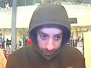 Policie pátrá po dvojici z olomouckého hypermarketu. Vyšetřuje zneužití platební karty