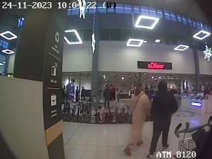 Policie pátrá po dvojici z olomouckého hypermarketu. Vyšetřuje zneužití platební karty