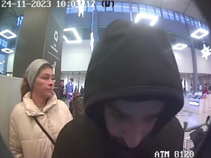 Policie pátrá po dvojici z olomouckého hypermarketu. Vyšetřuje zneužití platební karty