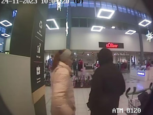 Policie pátrá po dvojici z olomouckého hypermarketu. Vyšetřuje zneužití platební karty