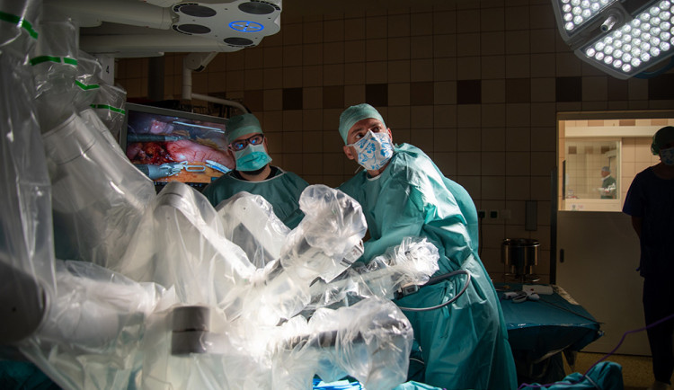 Chirurgové z Olomouce využívají robota k mimořádně obtížné operaci slinivky. Zákrok trvá až jedenáct hodin