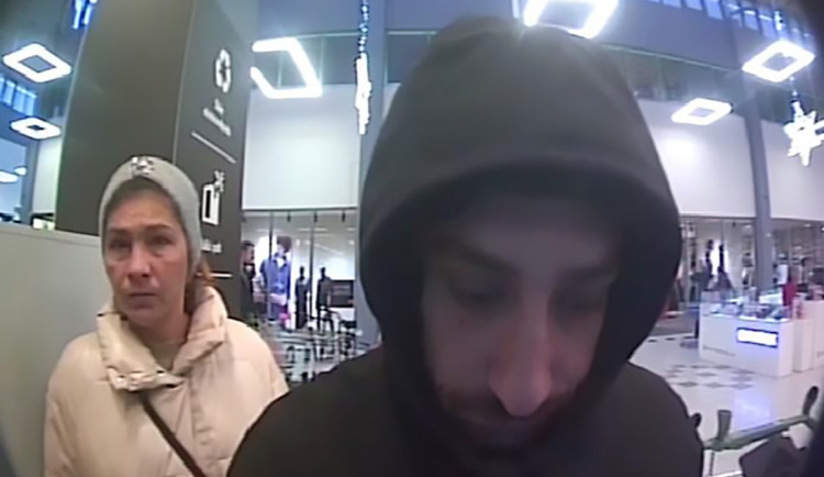 Policie pátrá po dvojici z olomouckého hypermarketu. Vyšetřuje zneužití platební karty