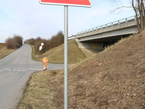 Na křižovatce na Prostějovsku šlo o život. Někdo vyměnil dopravní značky na hlavní a vedlejší silnici