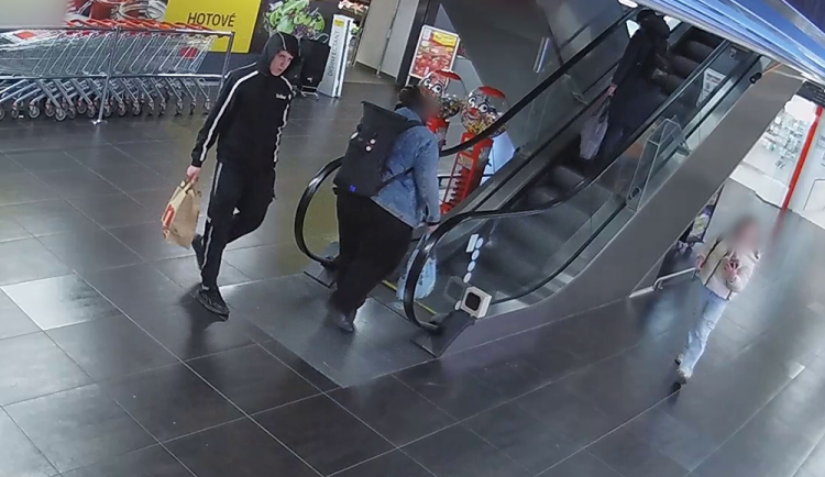 Policie pátrá po totožnosti muže z videozáznamu