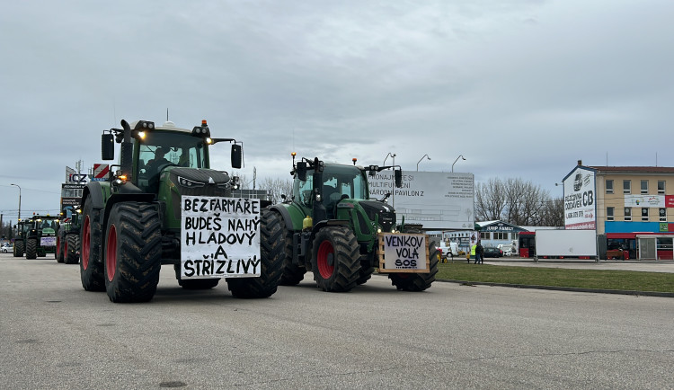 Zemědělci protestují i na jihu Čech. Desítky traktorů přijely do krajského města