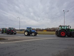 FOTO A VIDEO: Potlesk i kolaps dopravy. Stovky traktorů na protest projely Olomoucí