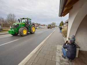 FOTO A VIDEO: Potlesk i kolaps dopravy. Stovky traktorů na protest projely Olomoucí