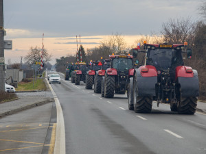 FOTO A VIDEO: Potlesk i kolaps dopravy. Stovky traktorů na protest projely Olomoucí