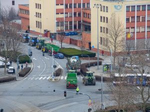FOTO A VIDEO: Potlesk i kolaps dopravy. Stovky traktorů na protest projely Olomoucí