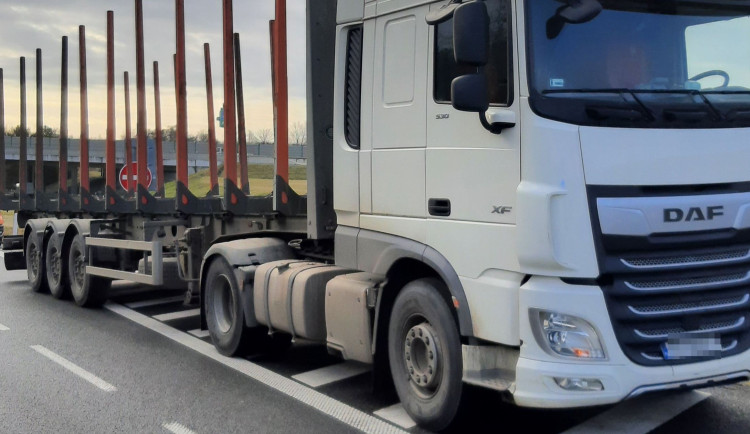 VIDEO: Cizinec sedl za volant kamionu se třemi promile. Policie ho chytila na dálnici z Ostravy do Olomouce