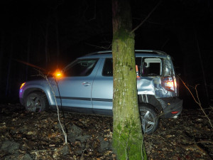 Špatně zabržděné auto přejelo u Šumperka silnici a narazilo od stromu. Naštěstí tudy nikdo nejel