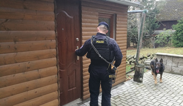 size3-17077447289706-207-pokud-vasi-chatu-vykrade-lupic-rozhodne-do-ni-nevstupujte